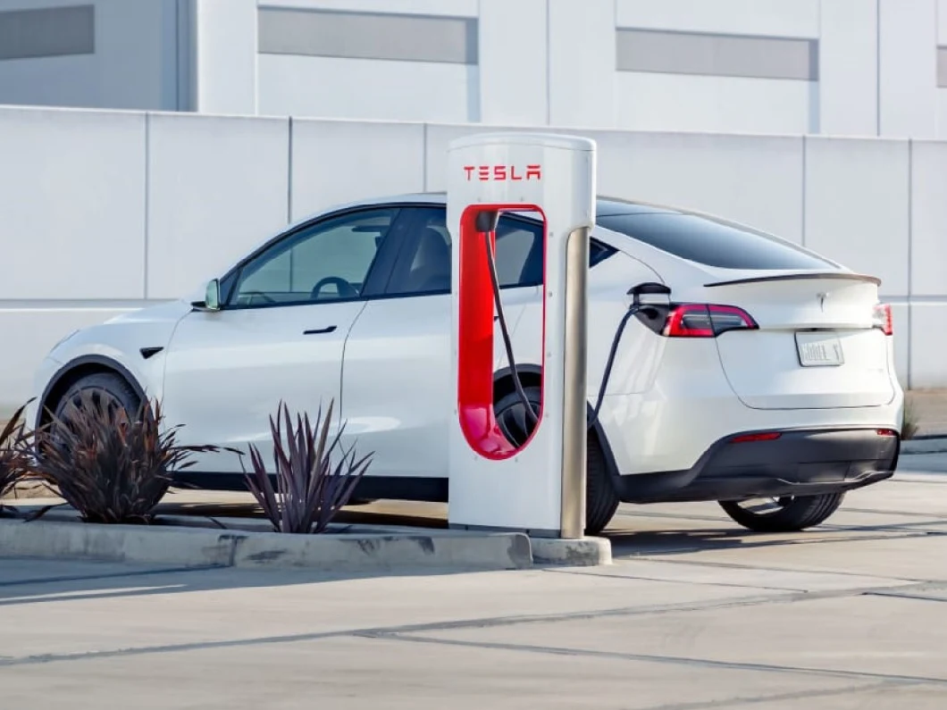 2024 vollektrisch betriebenes Tesla Model Y Familienwagen AWD verschiedene Farben 4